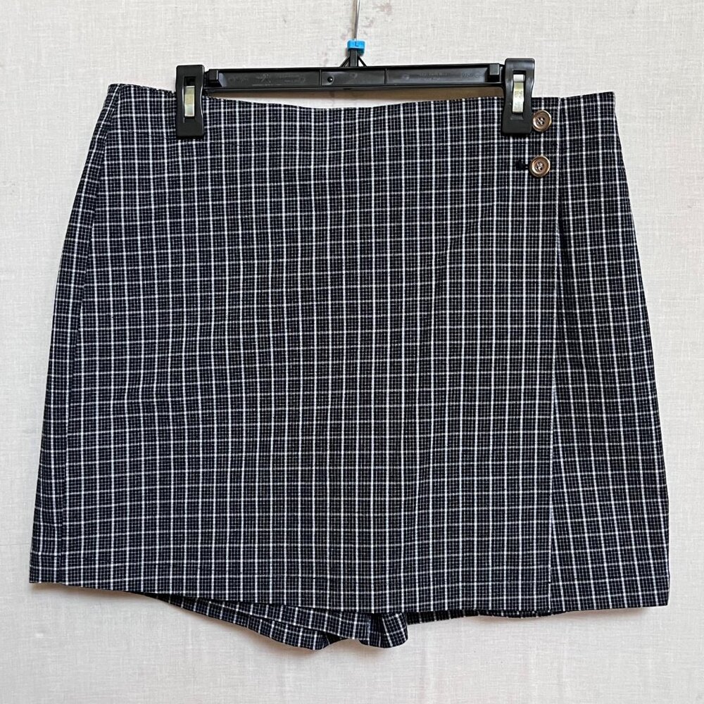 Jones New York Signature Petite Black White Plaid Skort‎ Shorts 12P Rear Pockets